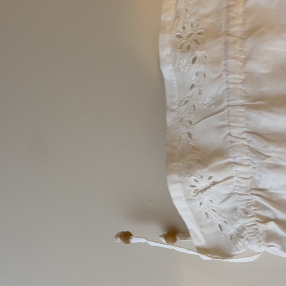 White midriff top with off the shoulders sleeves. - Picture 3 of 5